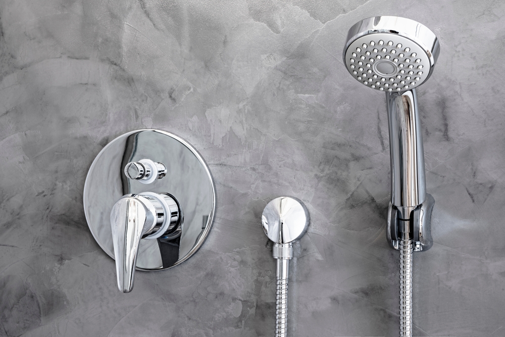 Dit is beton ciré wat we hebben aangebracht in de badkamer.